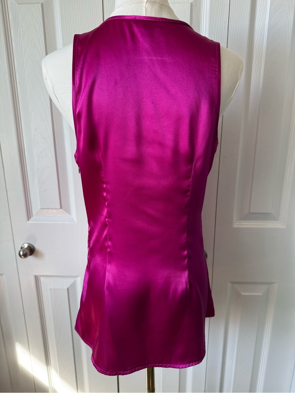 Le Château Fuchsia Satin Sleeveless Blouse Size Medium Made in Canada Barbiecore - Picture 3 of 10